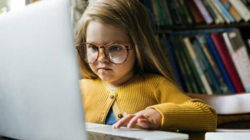 Accesul copiilor la dispozitivele electronice, interzis cu o oră înainte de somn