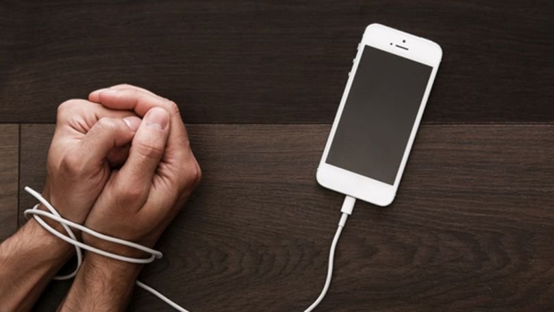 Afecțiunea ciudată de care suferă oamenii dependenți de telefon