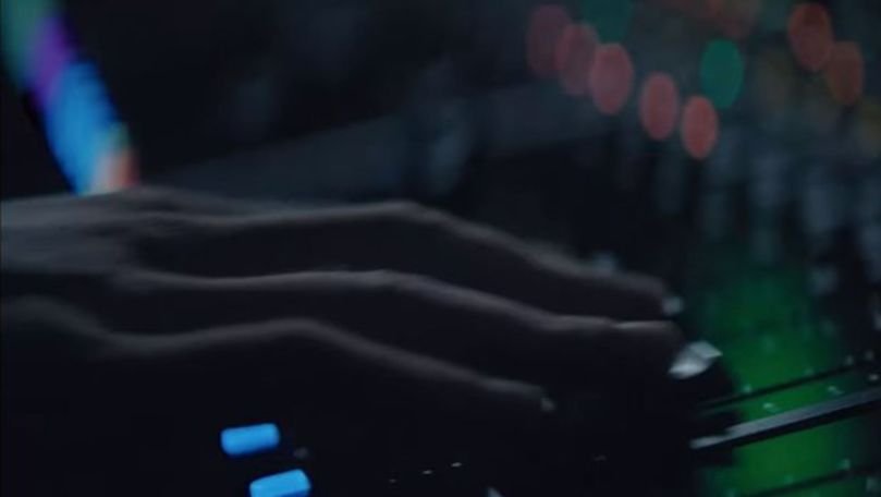Asistentul virtual Alexa va glumi şi va înjura cu o voce cunoscută