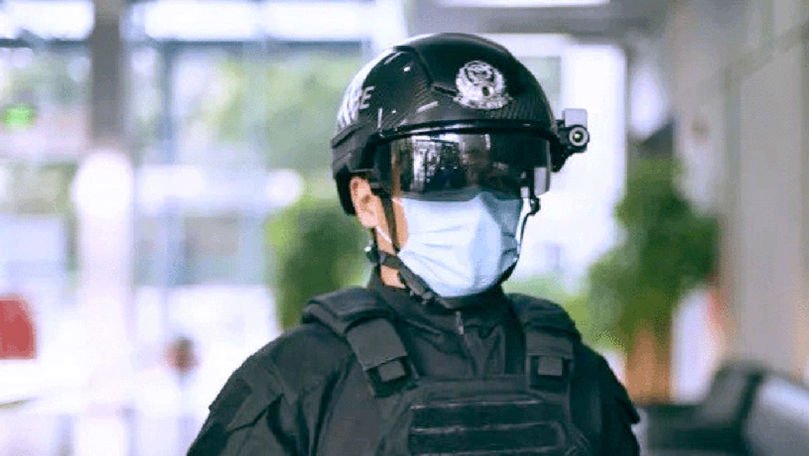 Căștile SF pe care poliția dintr-o țară le folosește la supraveghere
