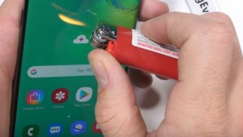 Cât de bine rezistă noul Galaxy S10 atunci când este lovit și îndoit