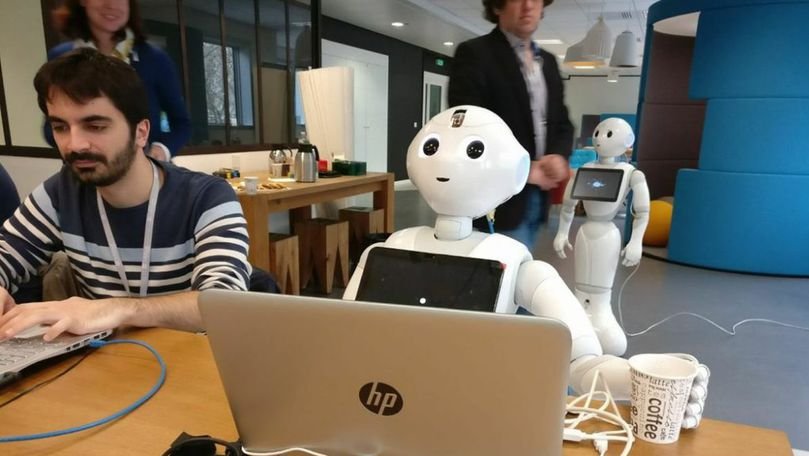 Ce se întâmplă când un robot pleacă în lume și scrie un roman