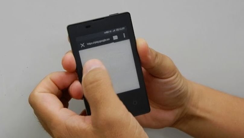 Cel mai subţire smartphone din lume are mărimea unei cărţi de vizită