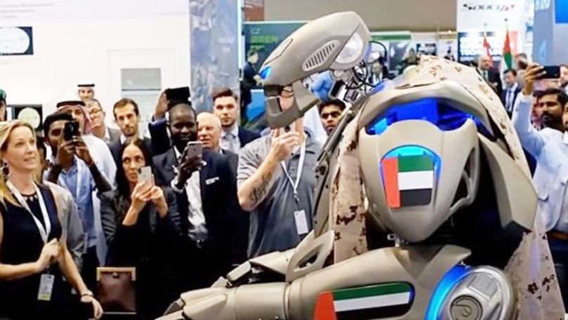 Cum arată robotul gardă de corp ce poate susține un război: Are arme și muniție