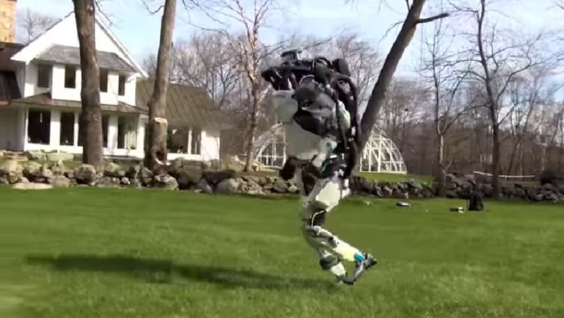 Entuziasm și teamă în urma unei înregistrări cu un robot umanoid alergând