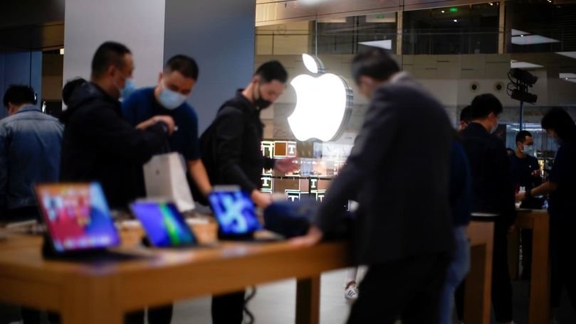 În așteptarea iPhone 12: Un bărbat a stat o noapte la ușa magazinului