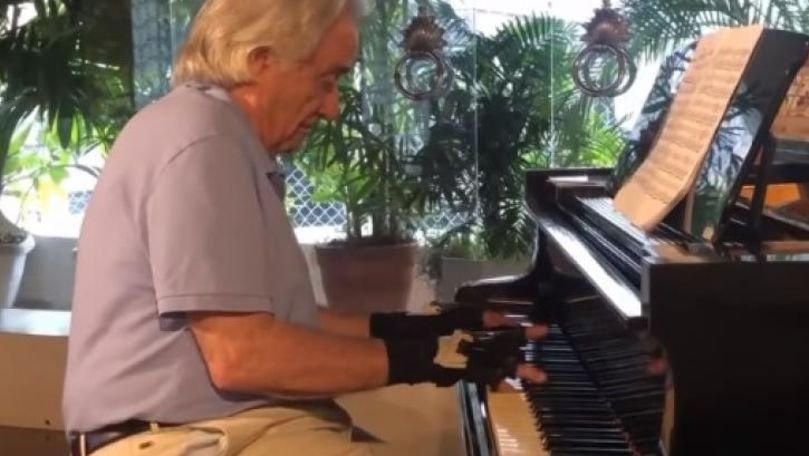 Invenția care i-a permis unui pianist cu o boală neurodegenerativă să cânte din nou