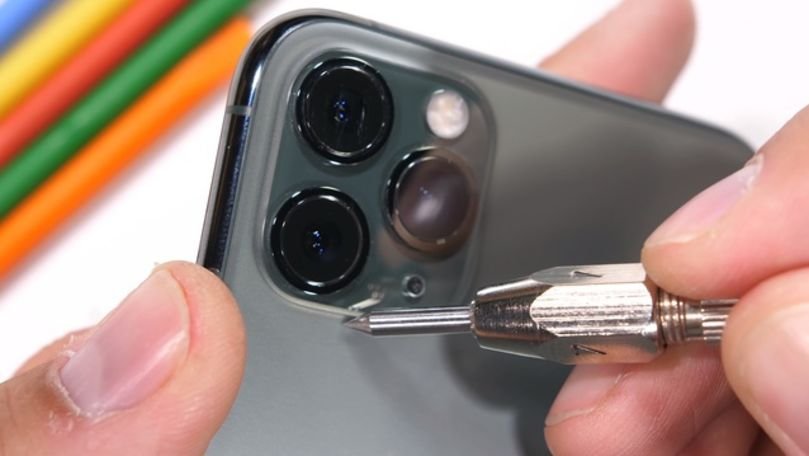iPhone 11 Pro Max trece prin proba de foc, îndoire şi zgâriere