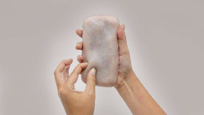La ce te ajută cea mai ciudată husă de telefon care imită pielea umană