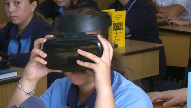 Lecţii predate cu ajutorul unor ochelari VR. Metoda unei profesoare