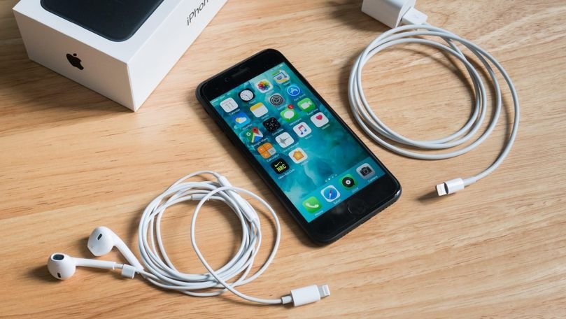 Motivul pentru care 2 studenți din China cheamă Apple în instanță