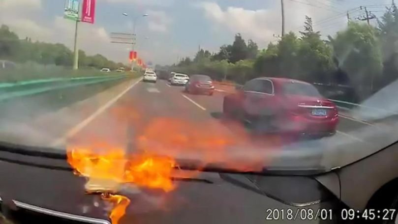O cameră de bord a suprins explozia unui iphone în mașină