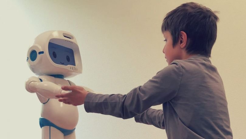 O echipă de cercetători a creat un robot care îi ajută pe copiii cu autism să se integreze
