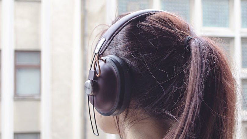 Playboy tocmai a lansat primele sale căști wireless
