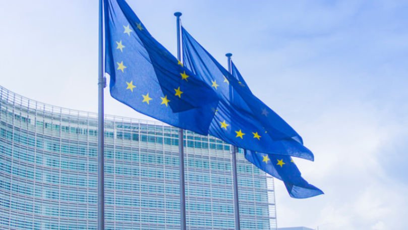 Reguli stricte impuse de UE pentru Facebook, YouTube şi Twitter