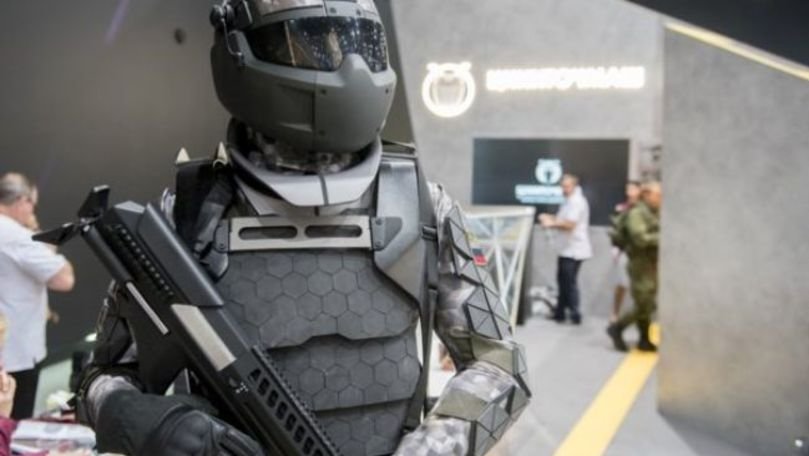 Roboți militari ruși fabricați în Coreea de Sud, prezentați lui Putin