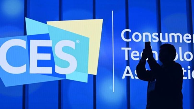 Samsung prezintă un ecran fără margini, LG un model OLED flexibil