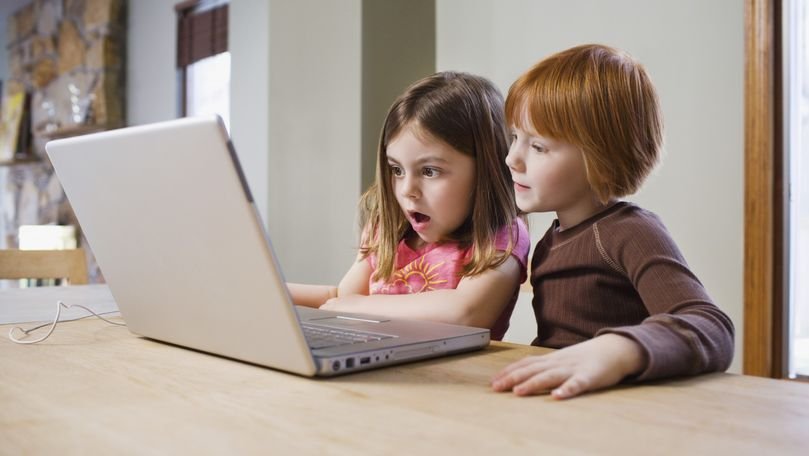 Statistică: Jumătate dintre copii stau peste 6 ore pe internet