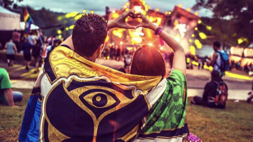 Tinder a lansat opţiunea pentru cei care caută parteneri la festivaluri