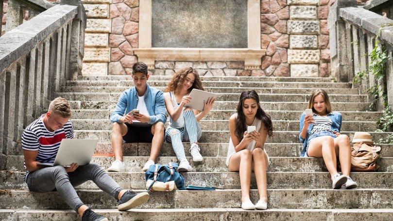 Tinerii de pe Instagram caută popularitatea, dar dezvăluie la schimb date personale