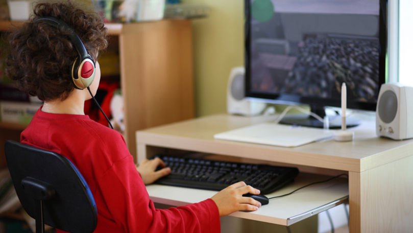 Un adolescent a ajuns la spital după ce s-a jucat 6 ore pe calculator
