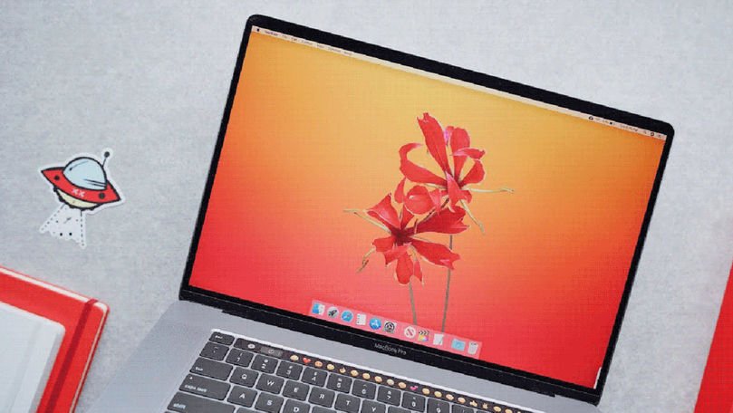 Un laptop Apple îți vorbește și primul lui cuvânt e: săracule