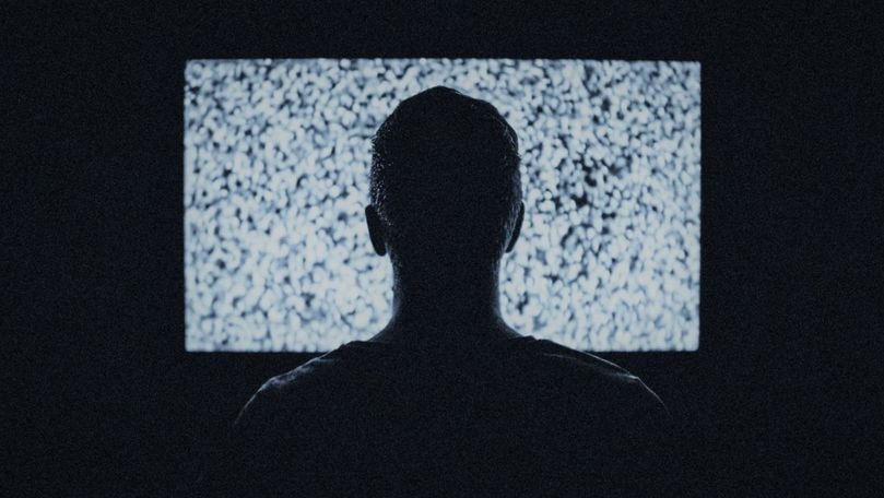 Un robot a fost lăsat să facă ce vrea și-a ajuns să se uite la TV toată ziua
