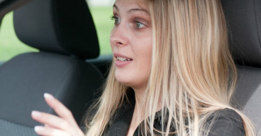 Cum poate învăța o femeie să conducă mai bine