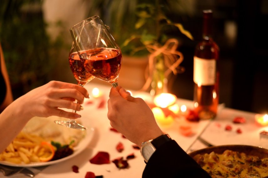 Cum poate o cină romantică să apropie un cuplu