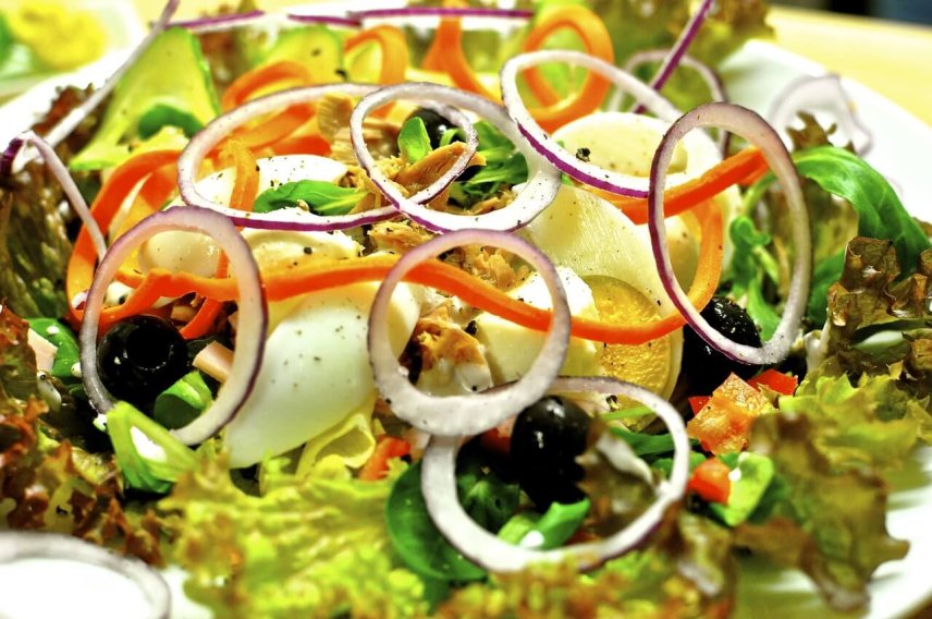 Cum gătești sănătos salata verde cu ton