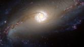 Telescopul Hubble a fotografiat ochiul unei galaxii din spațiul îndepărtat foto-01
