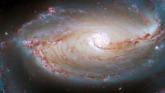 Telescopul Hubble a fotografiat ochiul unei galaxii din spațiul îndepărtat foto-03